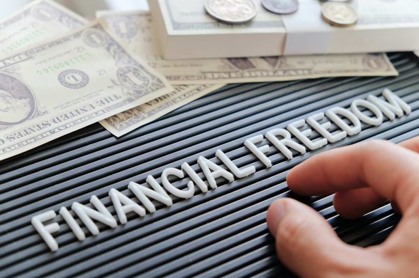 Liberté financière : libérez-vous du statut de salarié pour vivre votre véritable vie